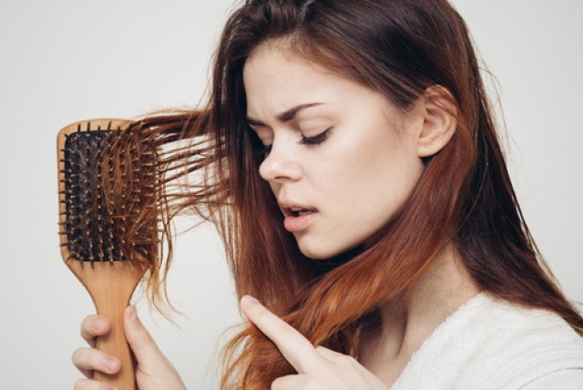 4 tips αντιμετώπιση της εποχικής  τριχόπτωσης!